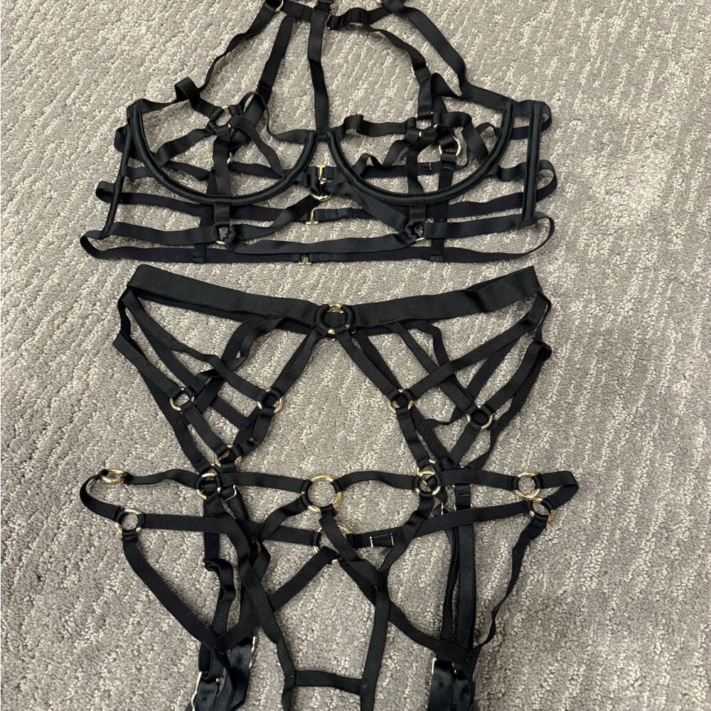 Very sexy Victoria secret lingerie set, 34DDD med garter and small panties